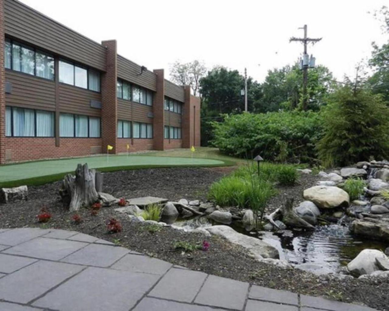 Suburban Studios Altoona Exterior foto